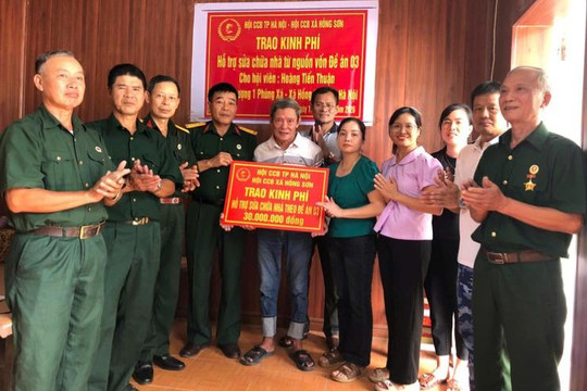 Hội Cựu chiến binh xã Hồng Sơn trao 30 triệu đồng hỗ trợ hội viên sửa nhà