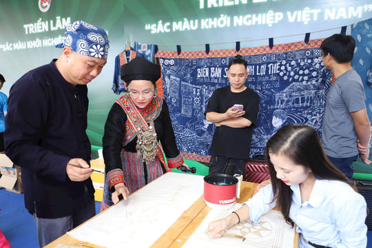 Khai mạc Triển lãm “Sắc màu khởi nghiệp Việt Nam”