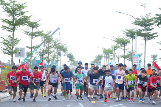 Hơn 200 vận động viên xã Dân Hòa tranh tài tại Giải chạy Báo Hànộimới - Vì hòa bình