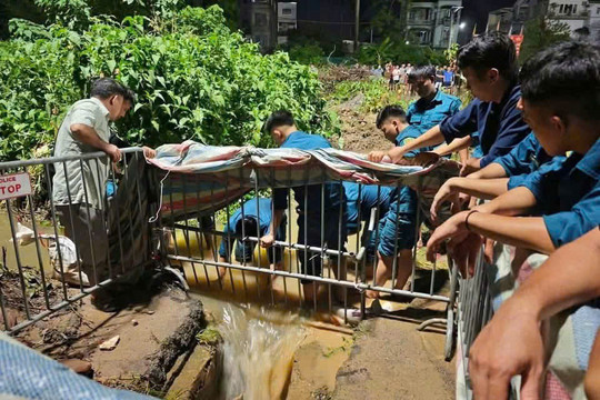Chủ tịch UBND TP Hà Nội chỉ đạo giải quyết, khắc phục hậu quả vụ việc nam sinh bị ngã xuống cống tử vong