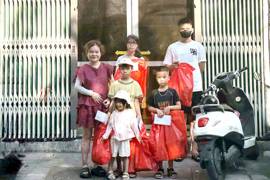 Trao quà Trung thu cho con em người khiếm thị tại Hà Nội