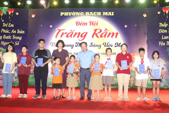 Ấm áp, nghĩa tình "Đêm hội trăng rằm" phường Bạch Mai