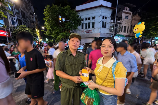 Kịp thời trao trả giấy tờ đánh rơi cho du khách tại chợ Trung thu phố cổ