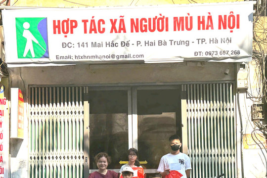 Trao quà Trung thu cho con em người khiếm thị tại Hà Nội