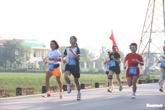Lan tỏa phong trào thể thao cơ sở qua Giải chạy Báo Hànộimới ở xã Vĩnh Thanh