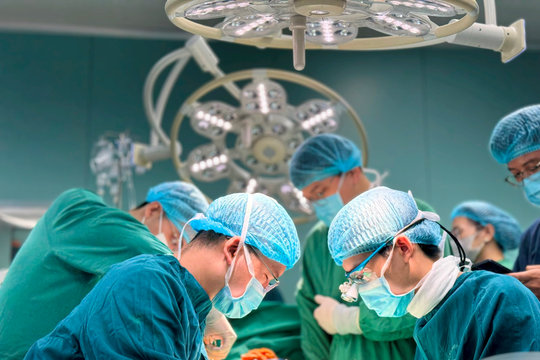 Nỗ lực giành lại bàn tay lành lặn cho người lao động sau tai nạn nghiêm trọng