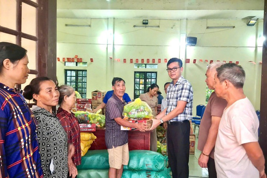 Xã Hồng Sơn trao 448 suất quà hỗ trợ các hộ dân bị ảnh hưởng do mưa lớn