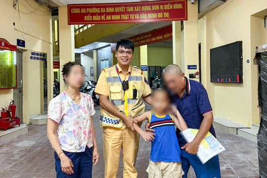 CSGT đưa cháu bé đi lạc về với gia đình trong đêm tối