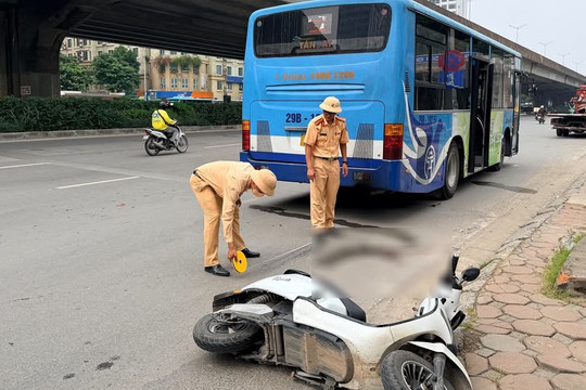 Tìm nguyên nhân xe buýt va chạm khiến cô gái bị hỏng bàn tay