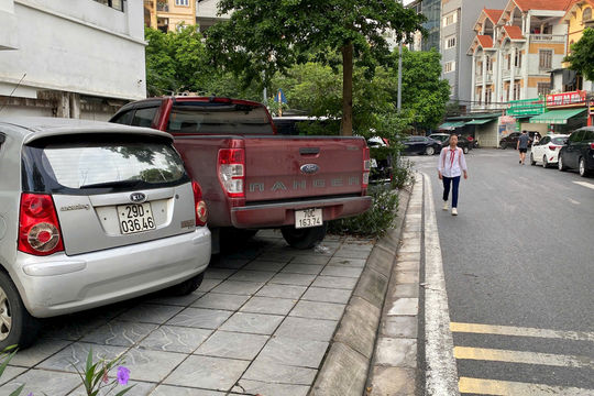 Bãi trông xe đẩy học sinh đi bộ xuống lòng đường