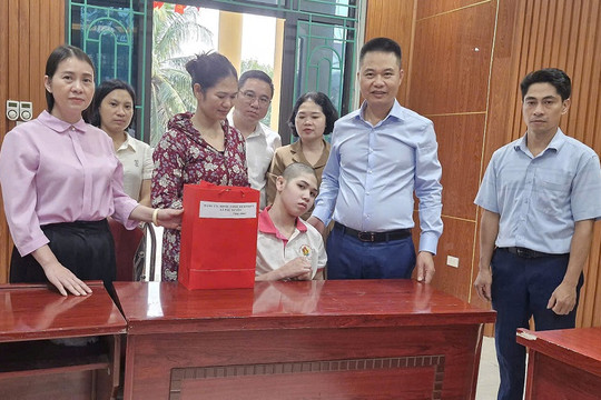 Xã Phú Xuyên: Tặng quà Tết Trung thu cho trẻ em có hoàn cảnh đặc biệt