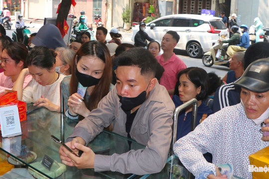 Người Hà Nội xếp hàng cả tiếng đồng hồ mua bánh Trung thu hơn 70 năm tuổi