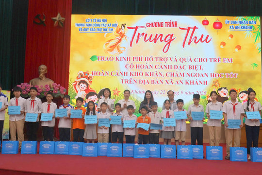 Trẻ em hoàn cảnh khó khăn tại xã An Khánh vui đón Tết Trung thu