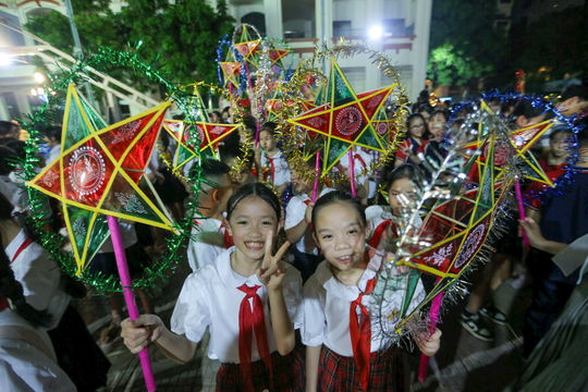 Đêm hội Trăng rằm ấm áp cùng thiếu nhi phường Ba Đình