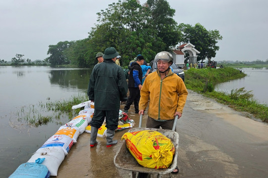 Hà Nội phân luồng giao thông tại hai điểm ngập ở Trần Phú, Dương Hòa