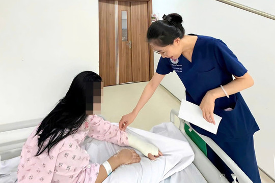 Bé gái 11 tuổi đa chấn thương sau khi ngã từ ban công tầng 2