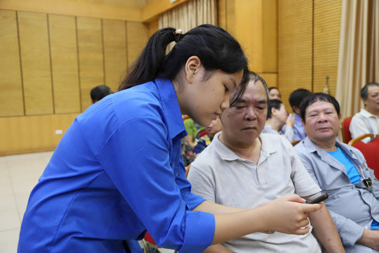 Người cao tuổi phường Hoàn Kiếm tự tin, chủ động ứng dụng công nghệ số