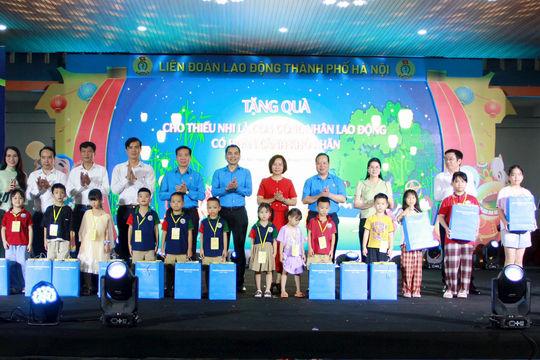 Ấm áp chương trình “Vui hội Trăng rằm” dành cho con công nhân lao động
