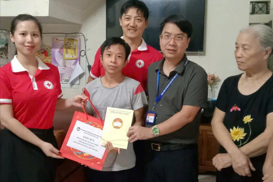 Phường Việt Hưng trao quà Trung thu đến trẻ em hộ cận nghèo