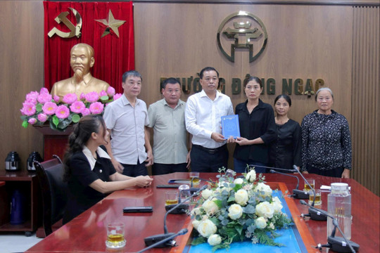 Trao hỗ trợ đối với gia đình nạn nhân nam sinh tử vong tại phường Đông Ngạc