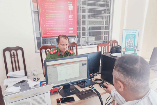 Công an xã Hồng Sơn đẩy mạnh chuyển đổi số trong đăng ký xe