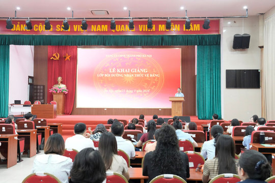 Đảng ủy UBND TP Hà Nội khai giảng lớp bồi dưỡng nhận thức về Đảng