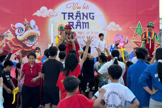 Thiếu nhi phường Tây Tựu náo nức vui hội trăng rằm