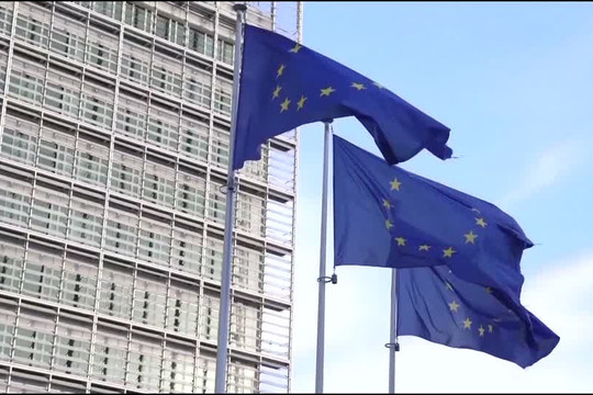 EU gỡ trừng phạt hai tỷ phú Nga