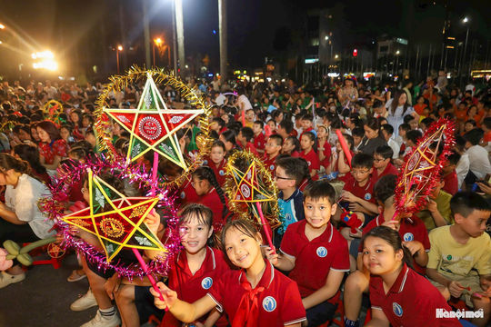 Rộn ràng Tết Trung thu, ngập tràn tiếng cười trẻ thơ