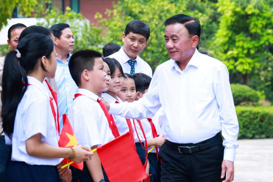 Thường trực Ban Bí thư Trần Cẩm Tú thăm, tặng quà tại Làng trẻ em SOS Hà Nội