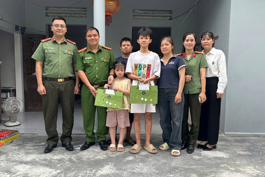 Công an xã Hồng Sơn trao quà Trung thu, động viên 3 con nuôi Công an xã