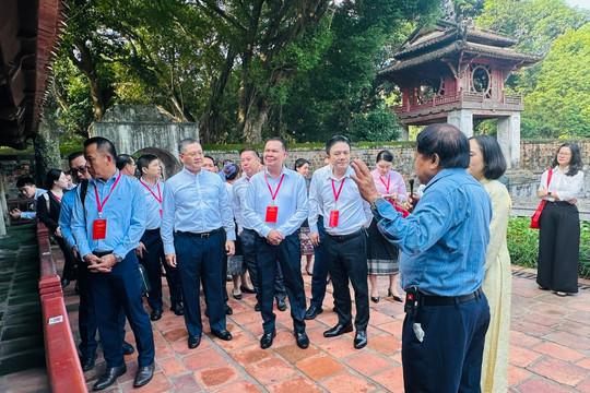 Đoàn cán bộ Thủ đô Viêng Chăn (Lào) học tập và trao đổi kinh nghiệm quản lý chính quyền tại phường Văn Miếu - Quốc Tử Giám