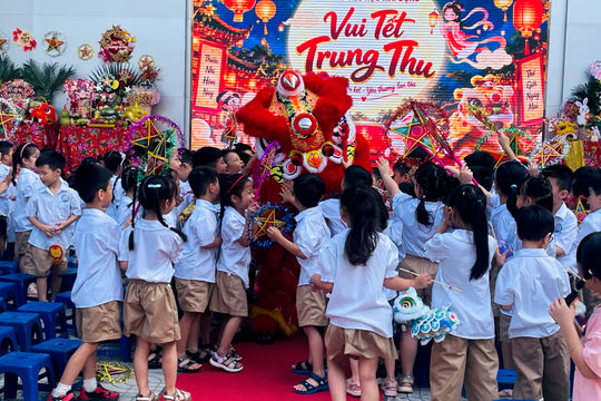Hơn 1.700 em nhỏ phường Vĩnh Tuy hòa mình vào Chương trình Trung thu 2026