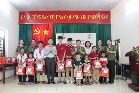 Xã Sóc Sơn: 24 phần quà Trung thu gửi tặng trẻ em có hoàn cảnh khó khăn