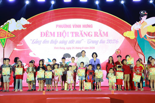 Đồng chí Phùng Thị Hồng Hà vui Trung thu cùng thiếu nhi phường Vĩnh Hưng