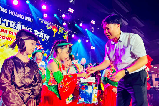 Trẻ em phường Hoàng Mai tràn đầy yêu thương trong Đêm hội trăng rằm 2026