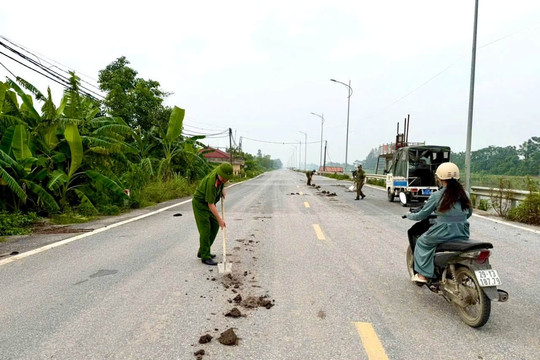 Công an xã Ứng Thiên kịp thời dọn dẹp bùn đất rơi vãi trên tỉnh lộ 429C