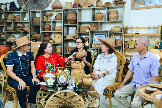 Hà Nội: Livestream quảng bá sản phẩm làng nghề, thúc đẩy tăng trưởng kinh tế