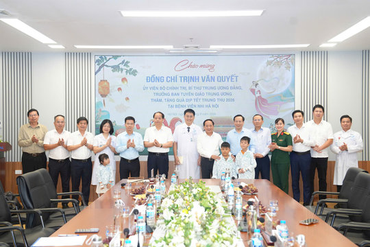 Trưởng ban Tuyên giáo Trung ương Trịnh Văn Quyết thăm các bệnh nhi nhân dịp Tết Trung thu