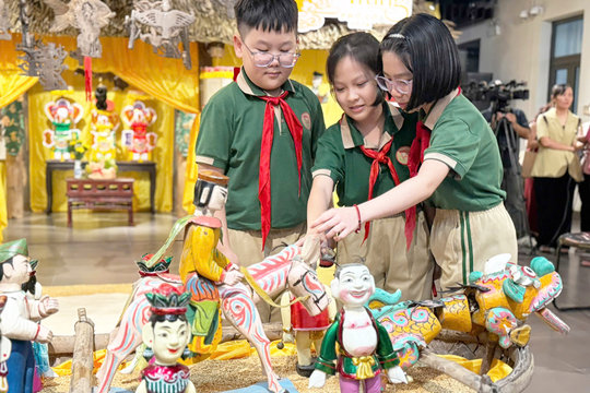 Triển lãm "Lưu trăng" - từ ký ức Trung thu đến sáng tạo hôm nay