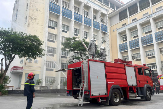 Sinh viên học cách thoát hiểm khi cháy ở nhà cao tầng
