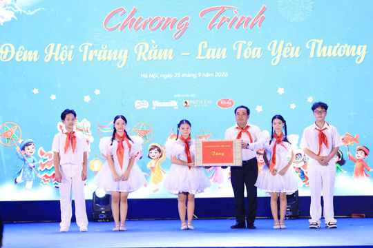 Bí thư Thành ủy Hà Nội Trần Đức Thắng vui Tết Trung thu cùng 1.000 thiếu nhi Thủ đô