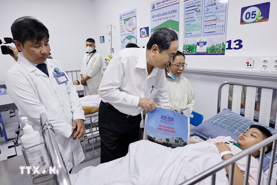 Chủ tịch Quốc hội Trần Thanh Mẫn thăm, động viên các bệnh nhi tại Bệnh viện Nhi đồng 1