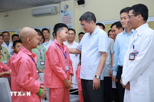 Thủ tướng Lê Minh Hưng thăm hỏi, tặng quà bệnh nhi tại Bệnh viện K