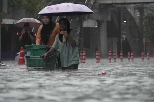 Mưa lớn dồn dập, Bangkok đối mặt ngập lụt trên diện rộng