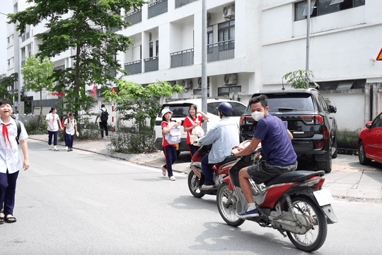 Ô tô “bao vây” trường học, nhưng chưa đủ căn cứ xử phạt
