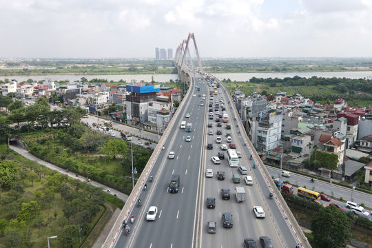 Tài xế cẩn trọng di chuyển, cầu Nhật Tân ùn ứ ngày cuối tuần