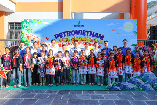 Trung thu đầu tiên dưới mái trường Petrovietnam: Thắp sáng niềm tin nơi biên cương