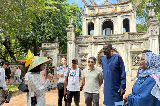 Các đại biểu dự "Hội nghị Đối thoại châu Á - Thái Bình Dương về Di sản và Tính xác thực" tham quan Hà Nội