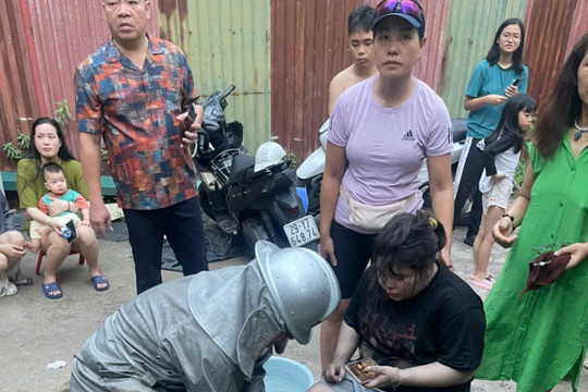 Kịp thời đưa 2 người thoát khỏi đám cháy nhà dân ở phố Thịnh Liệt
